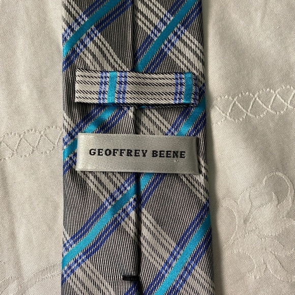 Geoffrey Beene Blue/Silver/Gray Angled Plaid 100%‎ Silk Narrow Tie - Picture 2 of 5